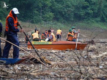 Thảm họa sạt lở ở Trà Leng: Rẽ gỗ tìm người - ảnh 6