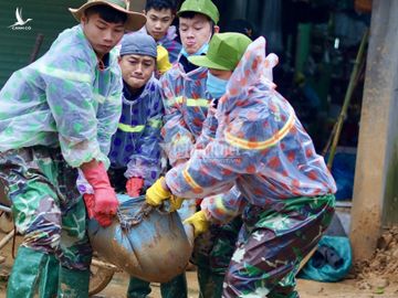 Công an Quảng Trị lấm lem bùn đất giúp dân dọn dẹp sau lũ lịch sử