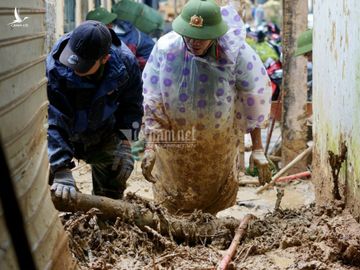 Công an Quảng Trị lấm lem bùn đất giúp dân dọn dẹp sau lũ lịch sử