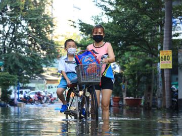 Người dân TP.HCM chèo xuồng đưa con đi học trong phố vì ngập mãi không hết - ảnh 5