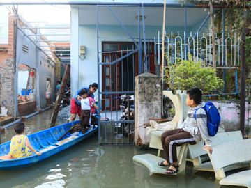 Người dân TP.HCM chèo xuồng đưa con đi học trong phố vì ngập mãi không hết - ảnh 1