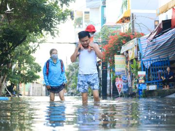 Người dân TP.HCM chèo xuồng đưa con đi học trong phố vì ngập mãi không hết - ảnh 2