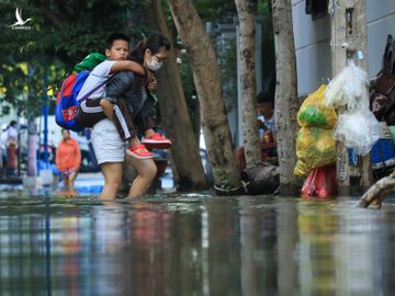 Người dân TP.HCM chèo xuồng đưa con đi học trong phố vì ngập mãi không hết - ảnh 3