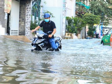 Người dân TP.HCM chèo xuồng đưa con đi học trong phố vì ngập mãi không hết - ảnh 6