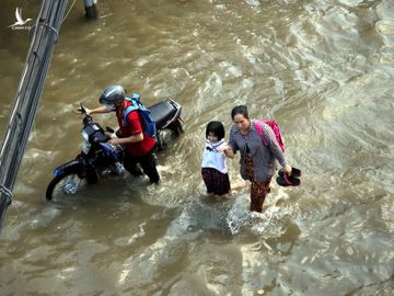 Đúng giờ tan tầm chiều 16.11, triều cường dâng cao, khiến người Sài Gòn vất vả trên đường về nhà /// Khả Hòa