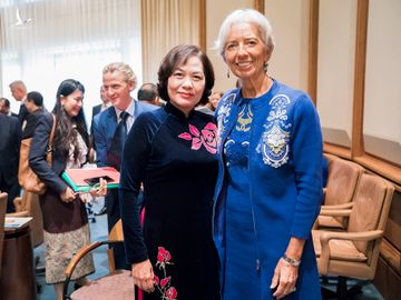 Bà Nguyễn Thị Hồng trao đổi cùng Chủ tịch Ngân hàng Trung ương Châu Âu Christine Lagarde. Ảnh:SBV