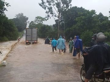 [CẬP NHẬT] Bão số 12: Nhiều nơi ở Phú Yên, Khánh Hòa ngập sâu trong sáng 10.11 - ảnh 7