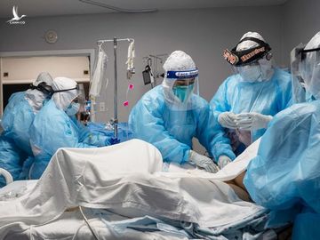 Các bác sĩ điều trị cho một bệnh nhân Covid-19 tại bệnh viện ở Houston, Texas, Mỹ /// AFP