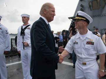 Joe Biden tới thăm tàu sân bay USS Freedom của Mỹ ở Singapore hồi tháng 7/2013. Ảnh: U.S. Pacific Fleet.