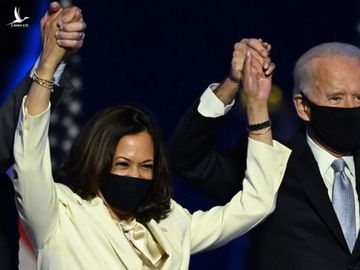 Tổng thống đắc cử Joe Biden và Phó tổng thống đắc cử Kamala Harris trên sân khấu phát biểu chiến thắng tại Wilmington, Delaware hôm 7/11. Ảnh: AFP.