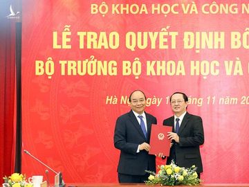 Thủ tướng Nguyễn Xuân Phúc trao quyết định bổ nhiệm Bộ trưởng Bộ KH-CN cho ông Huỳnh Thành Đạt /// Ảnh Nguyễn Hạnh