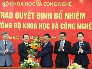 Các thứ trưởng Bộ Khoa học và Công nghệ Bùi Thế Duy, Phạm Công Tạc, Trần Văn Tùng, Lê Xuân Định và Nguyễn Hoàng Giang (từ trái qua) chúc mừng Bộ trưởng Huỳnh Thành Đạt. Ảnh: Ngọc Thành.