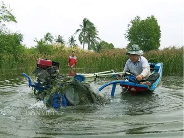 Một ông nông dân sáng chế máy cày siêu nhẹ 'bơi' như cá, hơn hẳn máy Nga, máy Trung Quốc