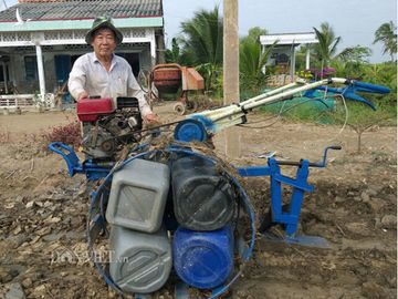 Một ông nông dân sáng chế máy cày siêu nhẹ 'bơi' như cá, hơn hẳn máy Nga, máy Trung Quốc