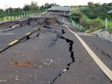 Tuyến đường tránh 250 tỷ đồng bị sụt lún hồi đầu tháng 9/2019. Ảnh: Trần Hoá.