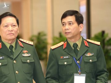 Đại tướng Ngô Xuân Lịch, Bộ trưởng Quốc phòng (trái) và Thiếu tướng Hoàng Kim Phụng, Cục trưởng Cục Gìn giữ Hòa bình Việt Nam tại nghị trường. Ảnh: Hoàng Phong