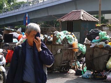 Công ty môi trường 'om' lương công nhân, phố Hà Nội lại ngập ngụa rác