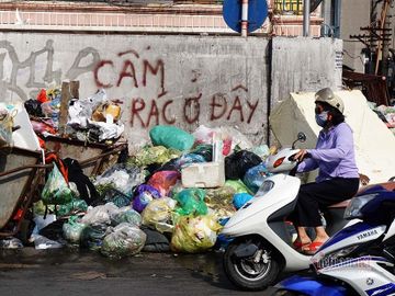 Công ty môi trường 'om' lương công nhân, phố Hà Nội lại ngập ngụa rác