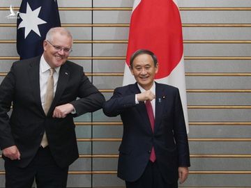 Thủ tướng Nhật Yoshihide Suga (phải) và người đồng cấp Australia Scott Morrison trước cuộc họp tại Tokyo hôm nay. Ảnh: Reuters.