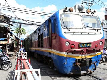 Với gần 2.000 km trải dài từ Bắc vào Nam mà đường sắt chỉ phục vụ 1,9% nhu cầu vận chuyển toàn quốc /// Ảnh: Ngọc Dương