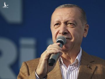 Tổng thống Thổ Nhĩ Kỳ Erdogan phát biểu trước các nghị sĩ đảng cầm quyền tại thành phố Malatya hôm 25/10. Ảnh: AP.