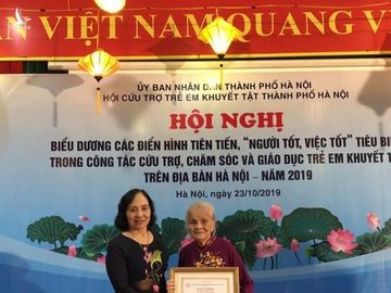 Bà giáo Hồ Hương Nam tại hội nghị biểu dương các điển hình tiên tiến năm 2019. (Ảnh: Vũ Ninh).