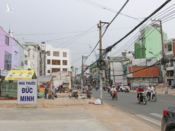 Đường Cách Mạng Tháng Tám, đoạn gần giao lộ Hoàng Văn Thụ (quận Tân Bình) thông thoáng sau khi nhiều nhà tháo dỡ bàn giao cho dự án Metro Số 2, ngày 9/11. Ảnh: Gia Minh.