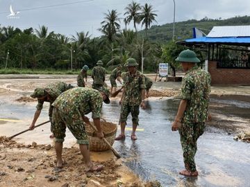 Lực lượng quân đội vệ sinh đường giao thông TX.Sông Cầu. /// Vạn Huy