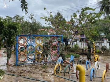 Phú Yên: Quân đội, công an giúp dân khắc phục sau bão lũ số 12 - ảnh 3