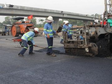 Bắt đầu thảm nhựa cao tốc Trung Lương - Mỹ Thuận 6