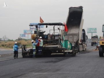 Bắt đầu thảm nhựa cao tốc Trung Lương - Mỹ Thuận 7