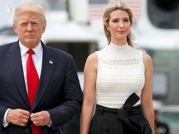 Ivanka Trump (phải) cùng Tổng thống Donald Trump rời Căn cứ chung Andrews ở Maryland hồi năm 2017. Ảnh: Reuters.