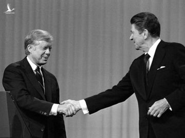 Cựu tổng thống Jimmy Carter (trái) bắt tay ứng viên Cộng hòa Ronald Reagan sau cuộc tranh luận ở Clevelend, bang Ohio hồi tháng 10/1980. Ảnh: AP.