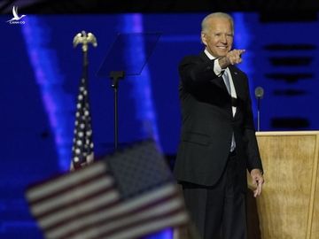 Joe Biden trên sân khấu phát biểu ở Wilmington, bang Delawre hôm 7/11. Ảnh: AP.