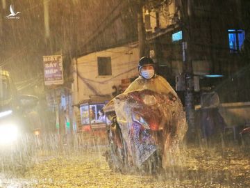 Triều cường đạt đỉnh, người Sài Gòn chật vật giữa 'biển nước' giờ tan tầm - ảnh 17