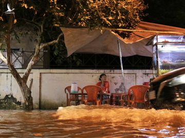 Triều cường đạt đỉnh, người Sài Gòn chật vật giữa 'biển nước' giờ tan tầm - ảnh 18