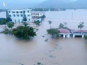 Phú Yên: Hàng nghìn ngôi nhà chìm trong biển nước sau bão số 12 - 1