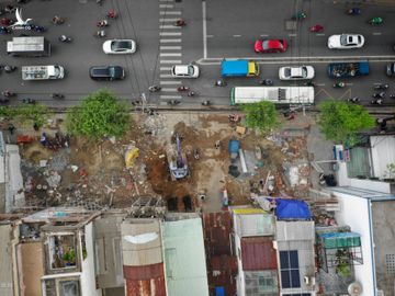 Hơn 10 căn nhà trên đường Trường Chinh, phường 14, Tân Bình đang được tháo dỡ bàn giao mặt bằng cho Metro Số 2, hồi tháng 8/2020. Ảnh: Hữu Khoa.