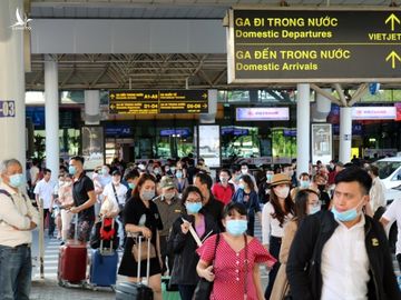 Khách đi bộ băng ngang qua làn A trước ga quốc nội của sân bay để đón xe, chiều 17/11. Ảnh: Gia Minh.