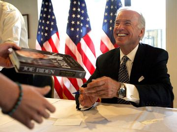 Những hình ảnh đáng nhớ trong cuộc đời ông Joe Biden