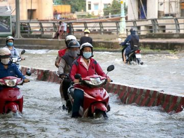 Triều cường đạt đỉnh, người Sài Gòn chật vật giữa 'biển nước' giờ tan tầm - ảnh 20