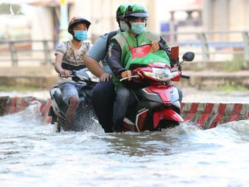 Triều cường đạt đỉnh, người Sài Gòn chật vật giữa 'biển nước' giờ tan tầm - ảnh 21