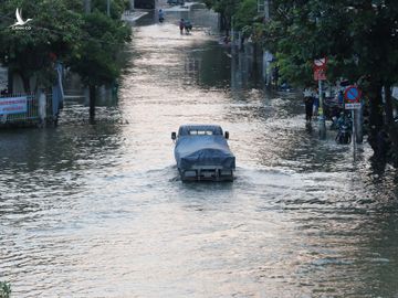 Triều cường đạt đỉnh, người Sài Gòn chật vật giữa 'biển nước' giờ tan tầm - ảnh 22