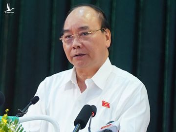 Thủ tướng Nguyễn Xuân Phúc phát biểu tại cuộc tiếp xúc cử tri TP Hải Phòng, ngày 21/11. Ảnh: VGP