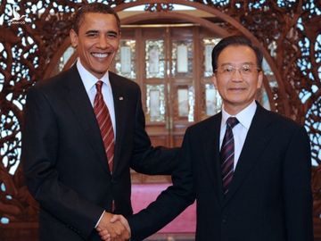 Cựu tổng thống Barack Obama bắt tay cựu thủ tướng Ôn Gia Bảo trong chuyến thăm Trung Quốc năm 2009. Ảnh: Xinhua.