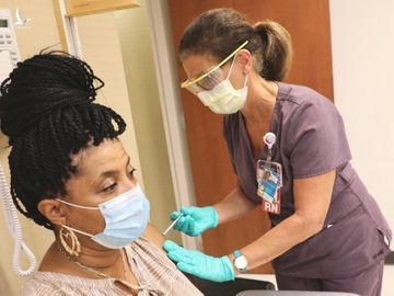 Tiêm chủng vắc xin Covid-19 của Pfizer tại một bệnh viện ở Mỹ /// Ảnh chụp màn hình Cincinnati Children's