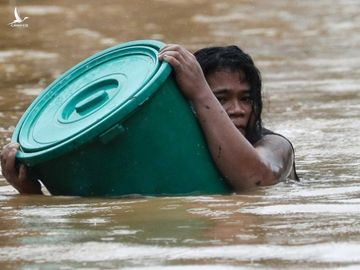 Bão Vamco quét qua Philippines, 26 người chết, lũ nhấn chìm hàng chục ngàn ngôi nhà - Ảnh 6. Bão Vamco quét qua Philippines, 26 người chết, lũ nhấn chìm hàng chục ngàn ngôi nhà - Ảnh 6.
