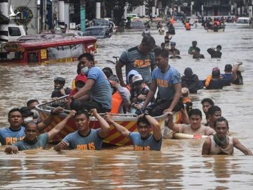 Bão Vamco quét qua Philippines, 26 người chết, lũ nhấn chìm hàng chục ngàn ngôi nhà - Ảnh 7. Bão Vamco quét qua Philippines, 26 người chết, lũ nhấn chìm hàng chục ngàn ngôi nhà - Ảnh 7.