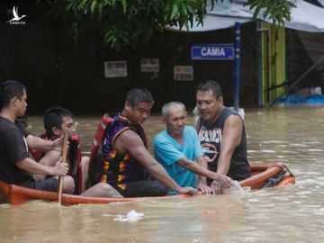 Bão Vamco quét qua Philippines, 26 người chết, lũ nhấn chìm hàng chục ngàn ngôi nhà - Ảnh 8. Bão Vamco quét qua Philippines, 26 người chết, lũ nhấn chìm hàng chục ngàn ngôi nhà - Ảnh 8.