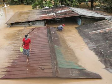 Bão Vamco quét qua Philippines, 26 người chết, lũ nhấn chìm hàng chục ngàn ngôi nhà - Ảnh 1. Bão Vamco quét qua Philippines, 26 người chết, lũ nhấn chìm hàng chục ngàn ngôi nhà - Ảnh 1.